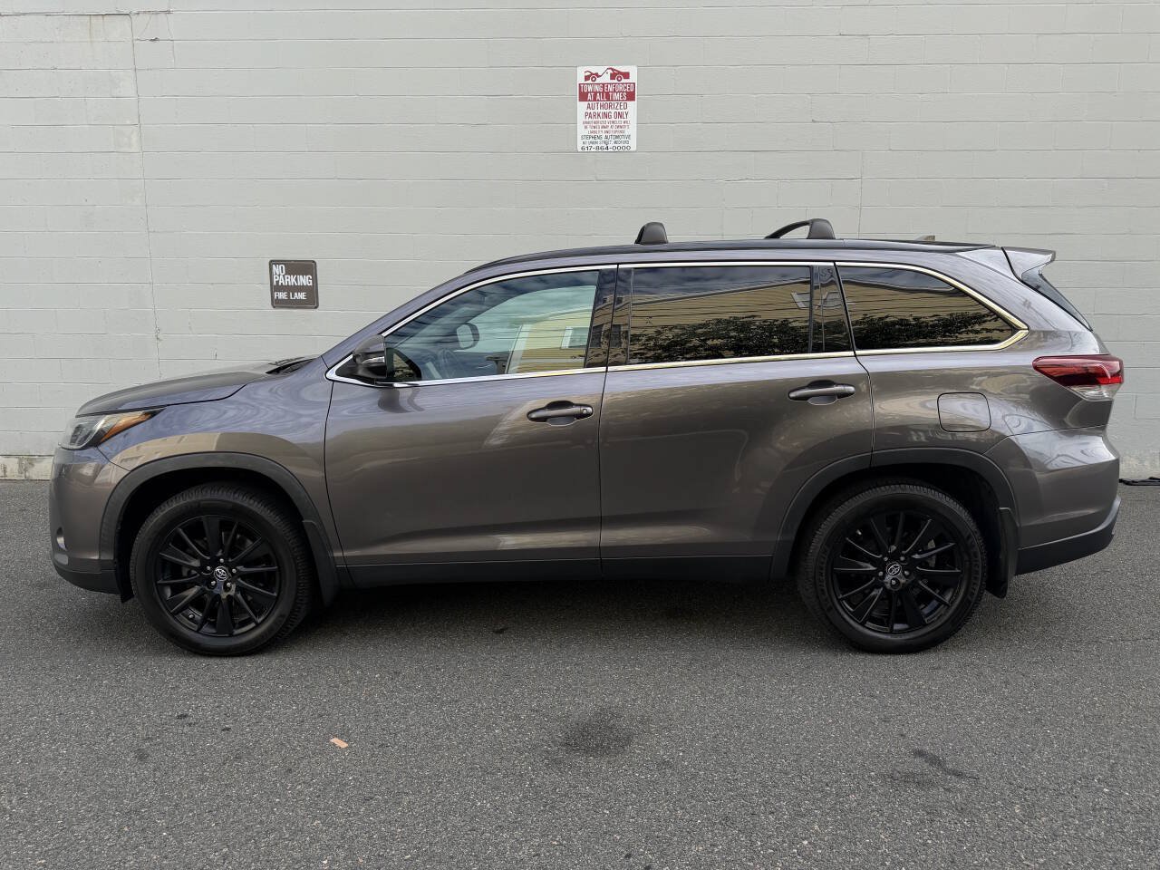 Used 2019 Toyota Highlander SE AWD/4WD image 3