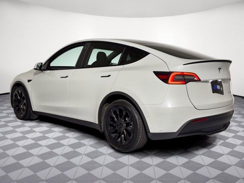 Used 2022 Tesla Model Y Long Range AWD/4WD image 3