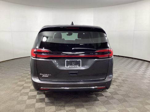 Used 2023 Chrysler Pacifica Touring-L image 3