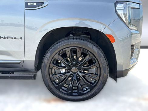 Used 2022 GMC Yukon XL Denali image 12