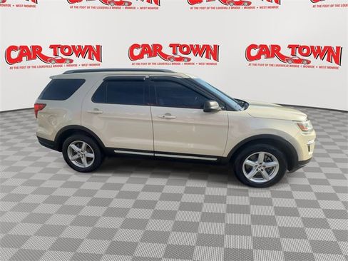 Used 2018 Ford Explorer XLT image 9