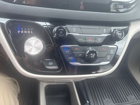 Used 2024 Chrysler Voyager LX FWD image 27