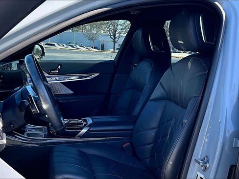 Used 2023 BMW 760i xDrive w/ Executive Package image 8