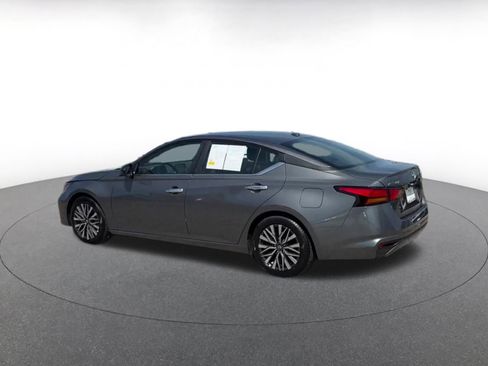Used 2025 Nissan Altima 2.5 SV FWD image 8