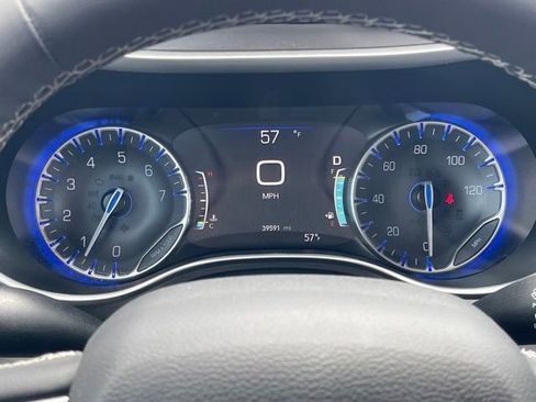 Used 2024 Chrysler Pacifica Touring-L FWD image 27