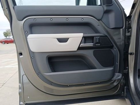 Used 2025 Land Rover Defender 130 X image 18