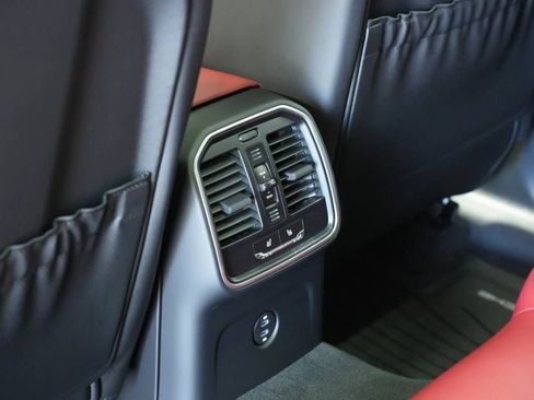Certified 2025 Porsche Macan AWD/4WD image 26