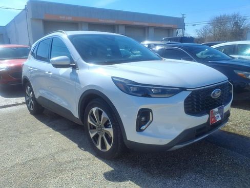 Used 2023 Ford Escape Platinum image 1