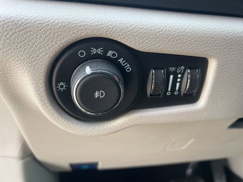 Used 2024 Chrysler Pacifica Touring-L image 49