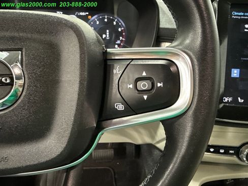 Used 2022 Volvo XC40 T5 Momentum image 28