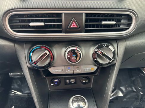 Used 2021 Hyundai Kona SE image 19