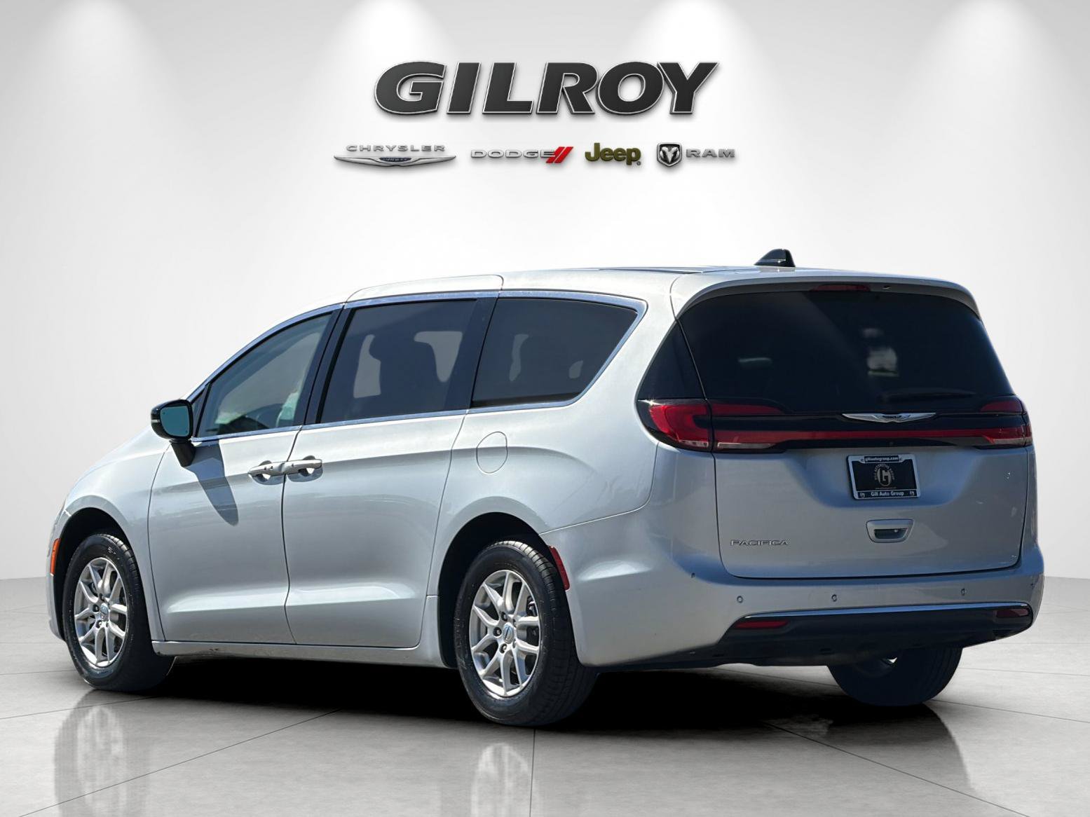 Used 2024 Chrysler Pacifica Touring-L FWD image 6