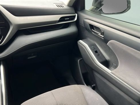 Used 2022 Toyota Highlander LE FWD image 13