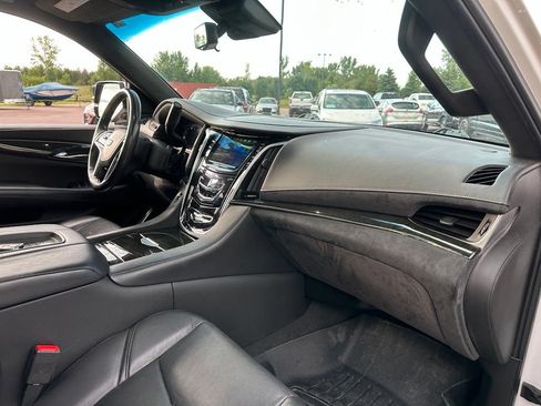 Used 2019 Cadillac Escalade Platinum AWD/4WD image 30