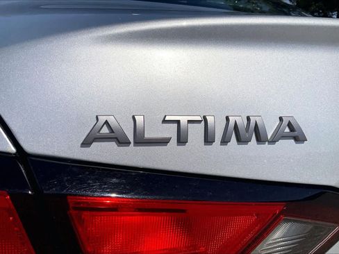 Used 2025 Nissan Altima 2.5 SV FWD image 10