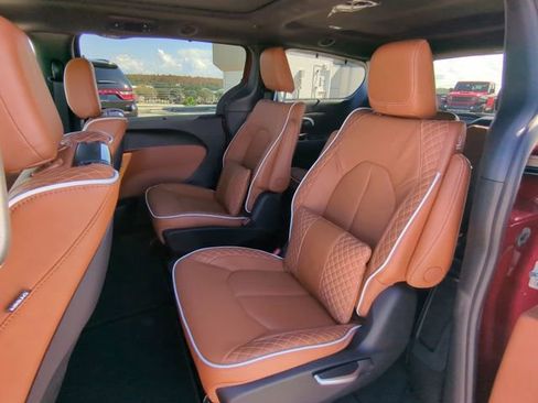 New 2026 Chrysler Pacifica Pinnacle w/ Trailer Tow Group AWD/4WD image 17