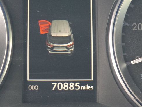 Used 2017 Toyota Highlander SE image 2