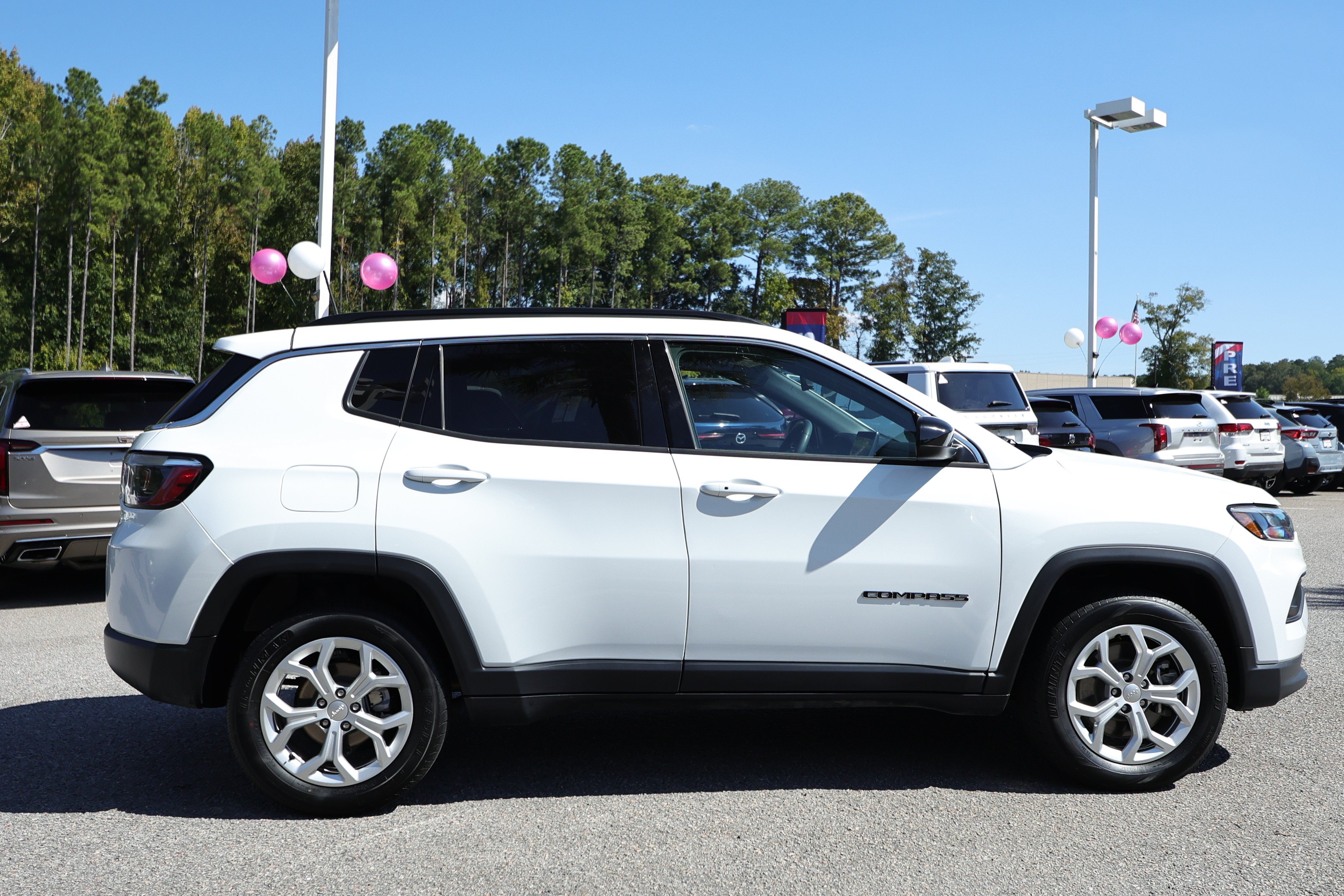 Used 2024 Jeep Compass Latitude AWD/4WD image 4