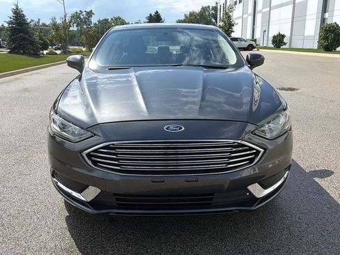 Used 2018 Ford Fusion SE FWD image 2