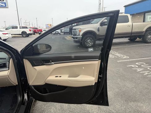 Used 2017 Hyundai Elantra SE image 20