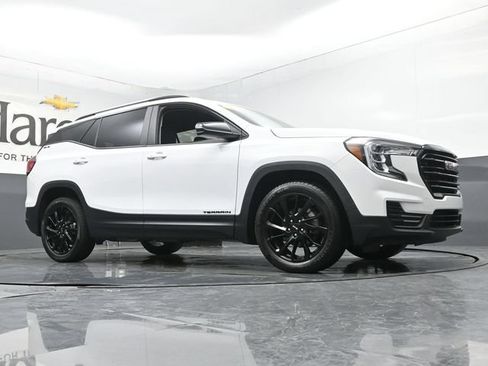 Used 2023 GMC Terrain SLE w/ Driver Convenience Package FWD image 2