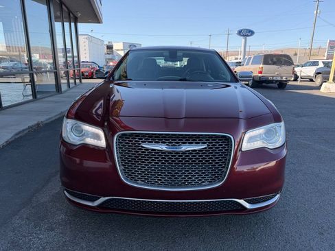 Used 2018 Chrysler 300 Touring w/ Chrome Appearance Package RWD image 3