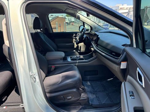 Used 2025 Kia Carnival EX FWD image 23