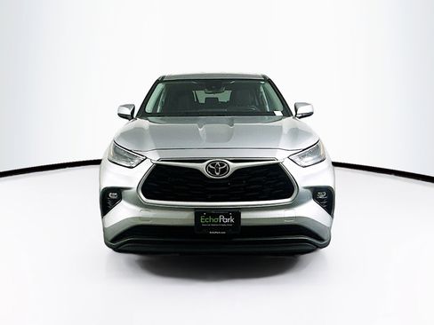 Used 2023 Toyota Highlander LE image 2
