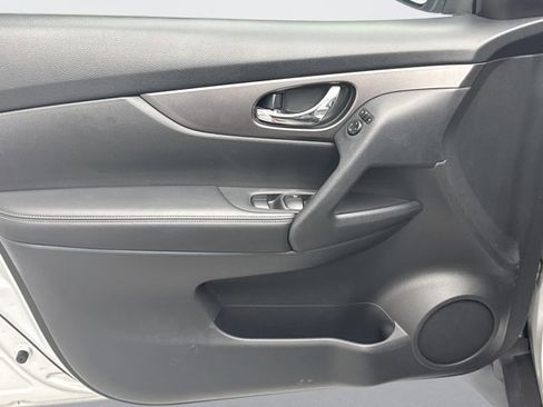 Used 2016 Nissan Rogue S w/ Appearance Package image 9