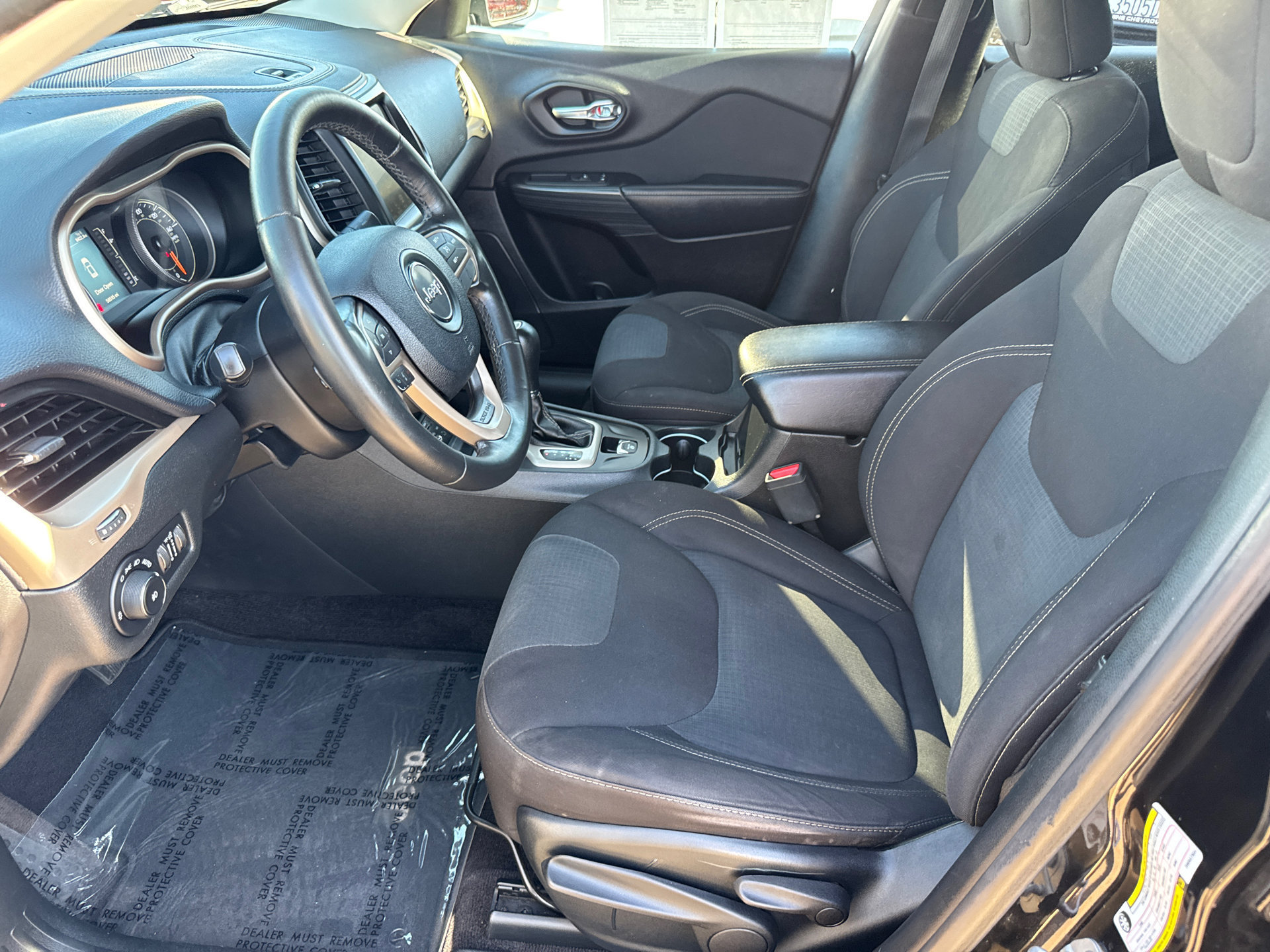 Used 2017 Jeep Cherokee Latitude FWD image 18