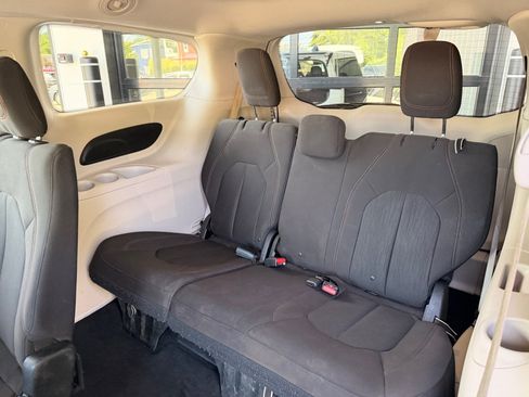 Used 2017 Chrysler Pacifica Touring FWD image 13