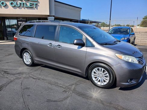 Used 2015 Toyota Sienna XLE Premium FWD image 2