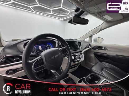 Used 2022 Chrysler Pacifica Touring-L image 25