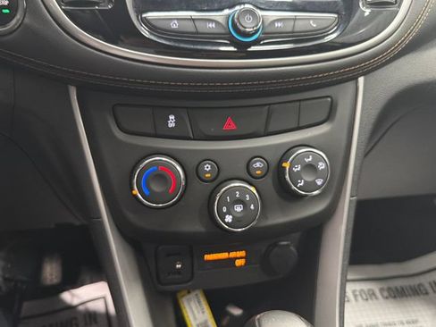 Used 2019 Chevrolet Trax LT w/ LT Convenience Package FWD image 37