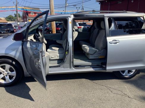 Used 2012 Toyota Sienna LE w/ Towing Pkg FWD image 14