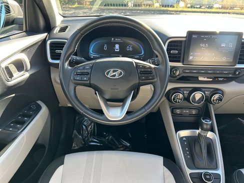 Used 2024 Hyundai Venue SEL image 14