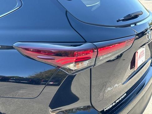 Used 2024 Toyota Highlander LE image 12