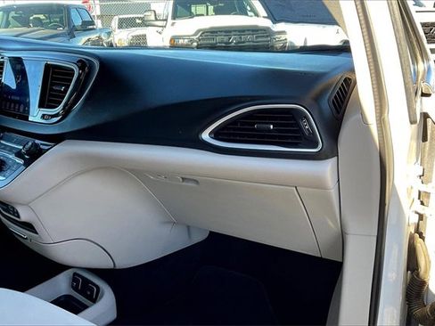 Used 2017 Chrysler Pacifica Touring Plus image 16