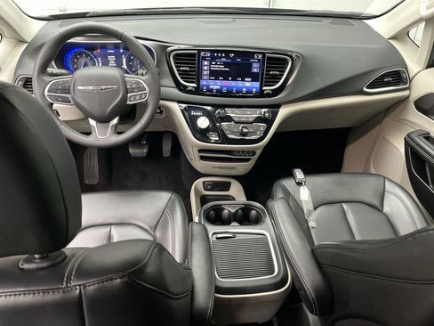 Used 2023 Chrysler Pacifica Touring-L FWD image 4