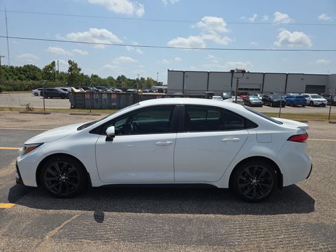 Used 2023 Toyota Corolla SE w/ Carpet Mat Package (TMS) FWD image 2