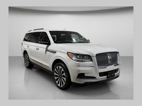 Used 2022 Lincoln Navigator Reserve image 1
