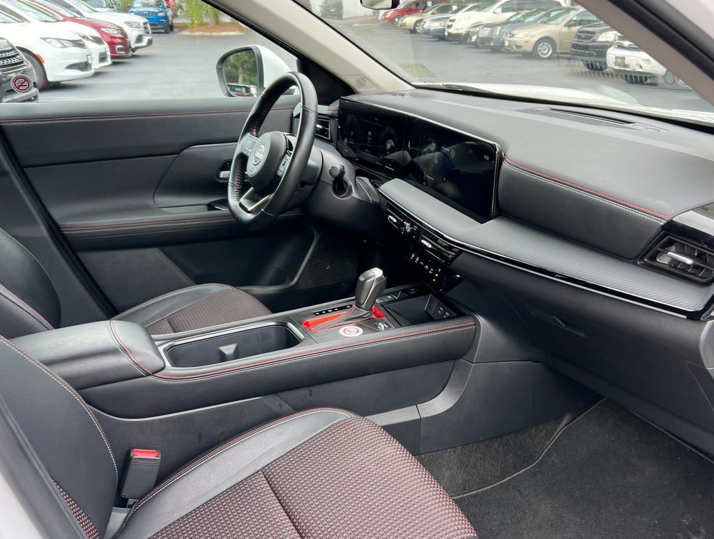 Used 2025 Nissan Kicks SR FWD image 14