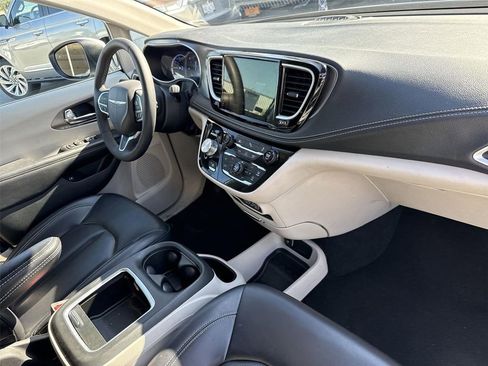 Used 2023 Chrysler Pacifica Touring-L FWD image 26