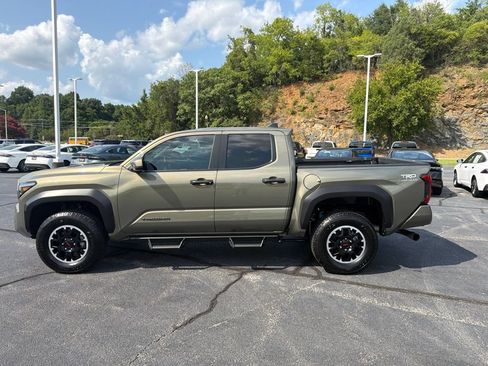 Used 2024 Toyota Tacoma TRD Off-Road AWD/4WD image 4