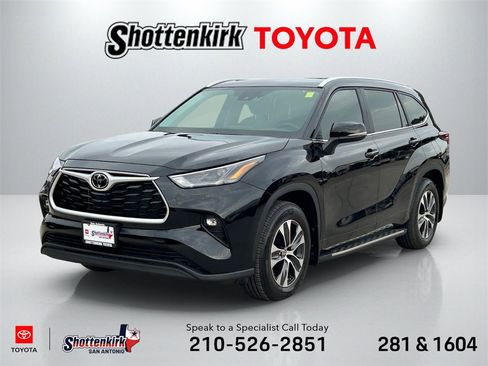 Used 2024 Toyota Highlander LE image 1