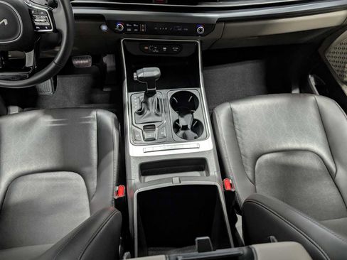 Used 2025 Kia Carnival FWD image 19