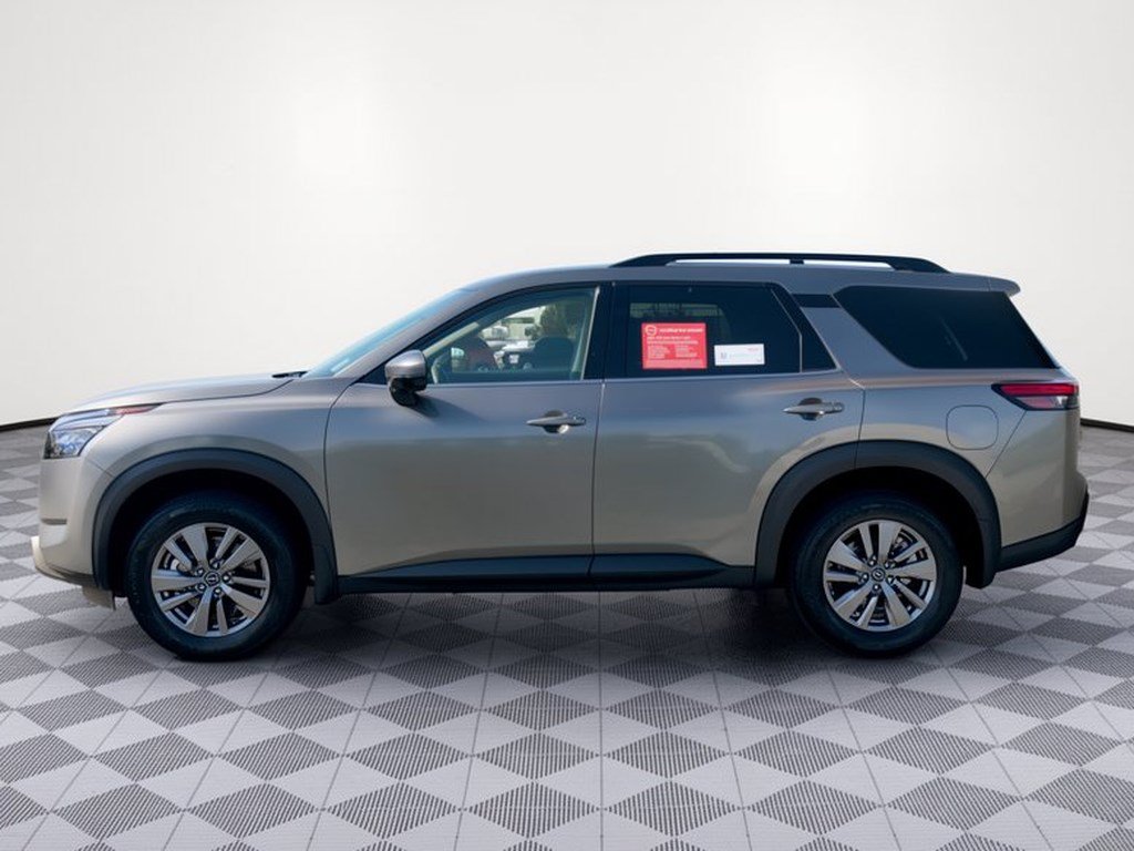 Certified 2025 Nissan Pathfinder SV FWD image 3