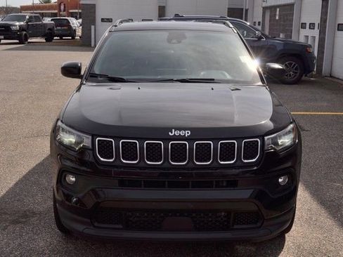 Used 2024 Jeep Compass Latitude image 3