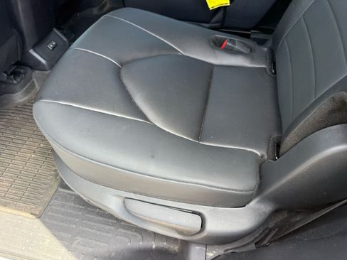 Used 2024 Toyota Highlander XLE AWD/4WD image 11