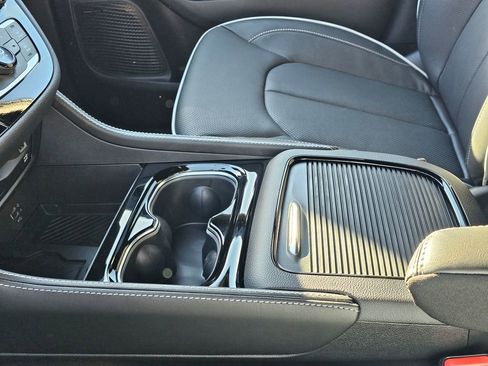 New 2026 Chrysler Pacifica Limited w/ Uconnect Theater Family Group image 24